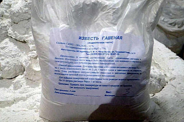 Известковое тесто в заводской расфасовке. Но можно изготовить и самостоятельно – гашением извести с последующим отцеживанием жидкости.