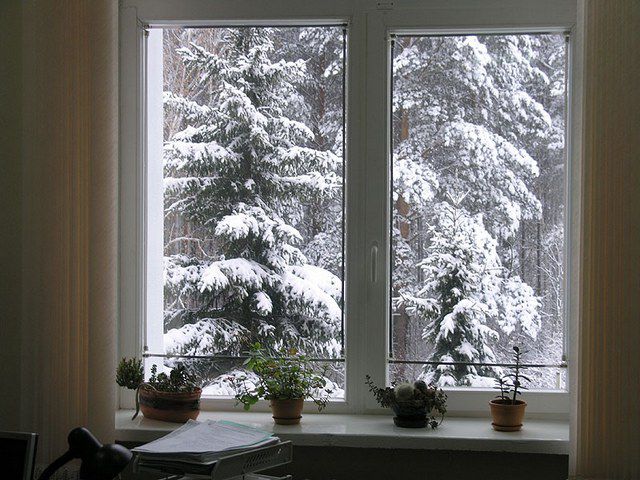 Высококачественные окна при компетентной установке прекрасно задерживают тепло, однако о абсолютной теплоизоляции рассуждать все-таки невозможно