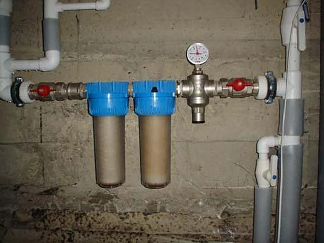 Вода, подаваемая в парогенератор, нуждается и в механической фильтрации, и в умягчении. Поэтому оптимальный вариант – ставить два фильтра каскадом