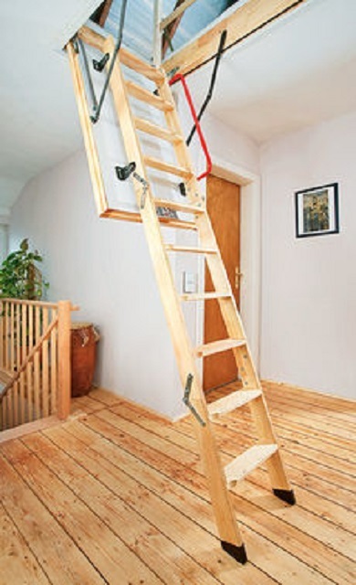 Можно приобрести готовый комплект складной чердачной лестницы, а затем провести его самостоятельный монтаж