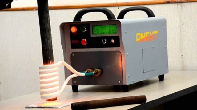 Принцип работы индукторного нагревателя хорошо виден на данном фото. Металлическая труба, попадающая под воздействие электромагнитного поля, создаваемого катушкой, подключенной к сварочному инвертору, нагревается докрасна в течение нескольких секунд.