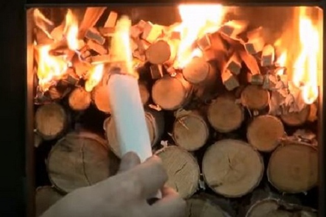 После того как дрова хорошо разгорятся, доступ кислорода (воздуха) в камеру делают минимальным, для того чтобы горение перешло в тление