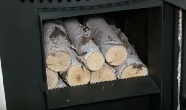 Необходимо постараться укладывать в печь дрова примерно одинаковой длины и размеров в сечении