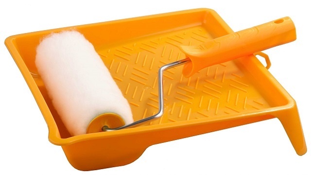 Использование малярной ванночки-лотка облегчает процесс грунтования, позволяет сделать его намного «чище», без ненужного перерасхода грунтовки