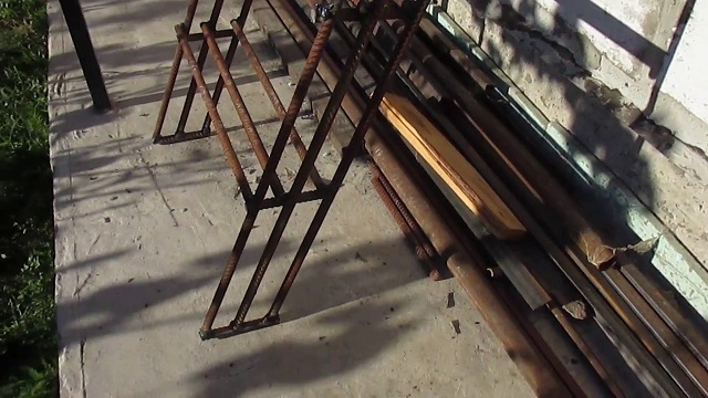 Конструкция приставной лестницы, сваренной из арматурных прутьев