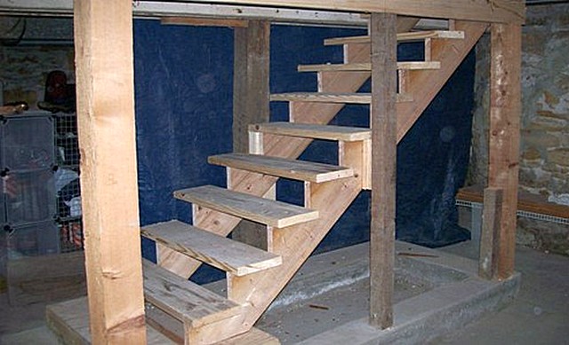 Самая удобная в плане эксплуатации, безусловно — маршевая деревянная лестница