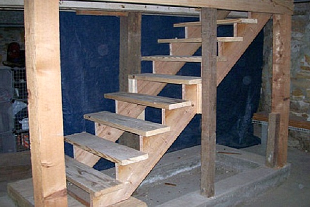 Для деревянной лестницы в погреб особое значение имеет качество используемого материала и правильность его предварительной обработки