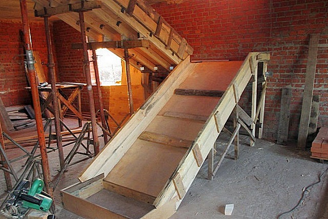 Постройка основы (хребта) опалубки под бетонную лестницу.