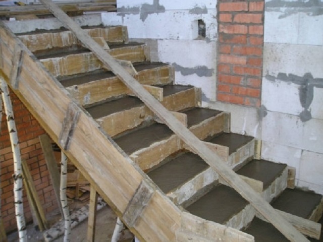 После заливки бетонного раствора, поверхности ступеней выравниваются в горизонтальной плоскости