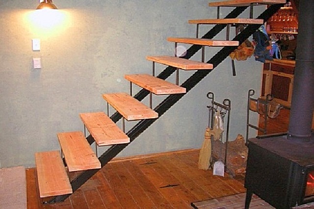 Комбинированный вариант лестницы: в конструкции использованы металл для основания (косоуров) и доски для ступеней.