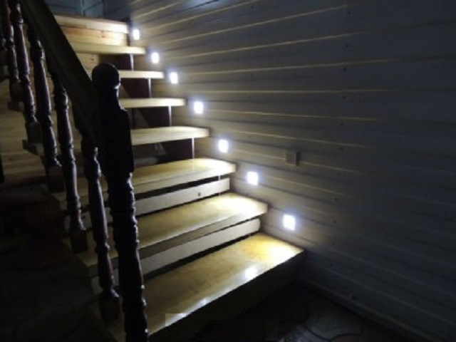 Помимо удобства в использовании, беспроводные системы подсветки лестниц – существенно проще в установке