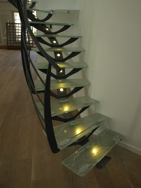 Очень оригинальная лестница – сочетание металла и стекла с эффектной подсветкой ступеней снизу