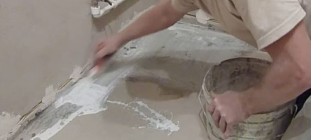 Процесс грунтования пола с помощью кисти