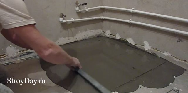 Равномерно распределяем ровнитель с помощью ровнила