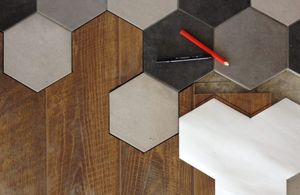 Плитку укладывают на клей, а ламинат - на подложку плавающим способом