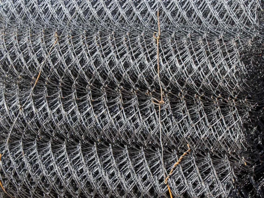 Рабица из простой черной проволоки