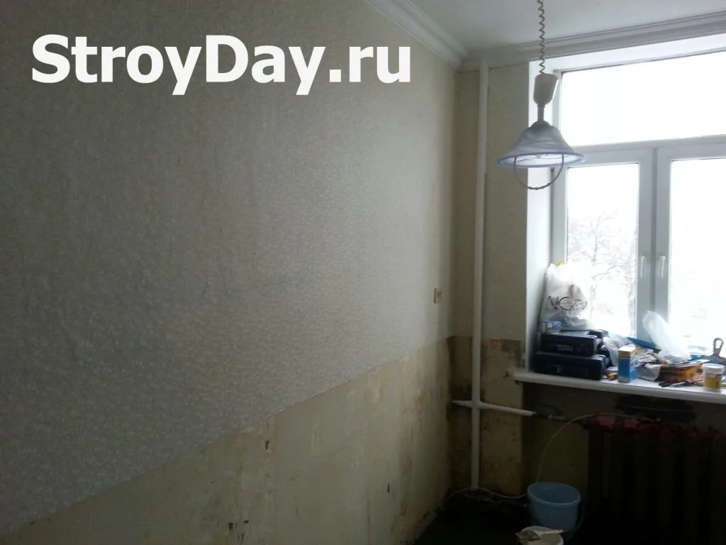Процесс наклеивания обоев на кухне