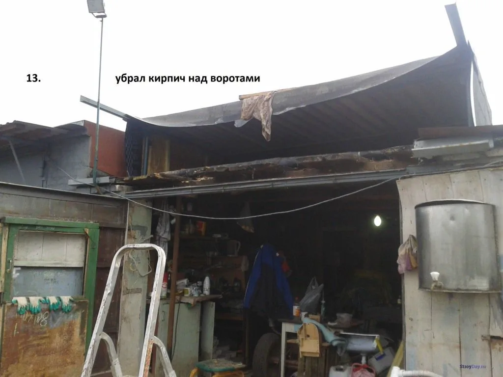 Демонтируем кирпич над воротами