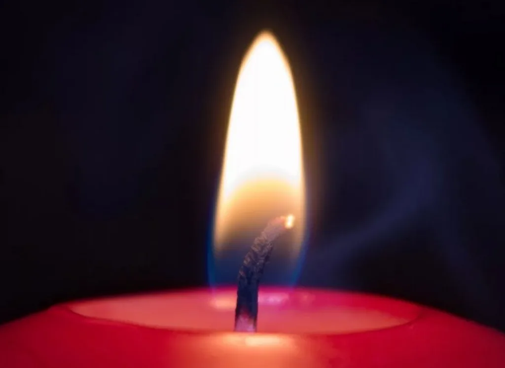 Пламя свечи может подсказать об избыточной влажности воздуха.