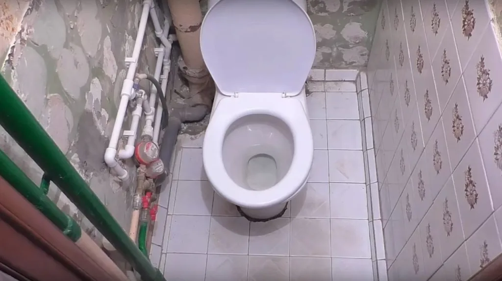 Вначале нужно удалить старое покрытие