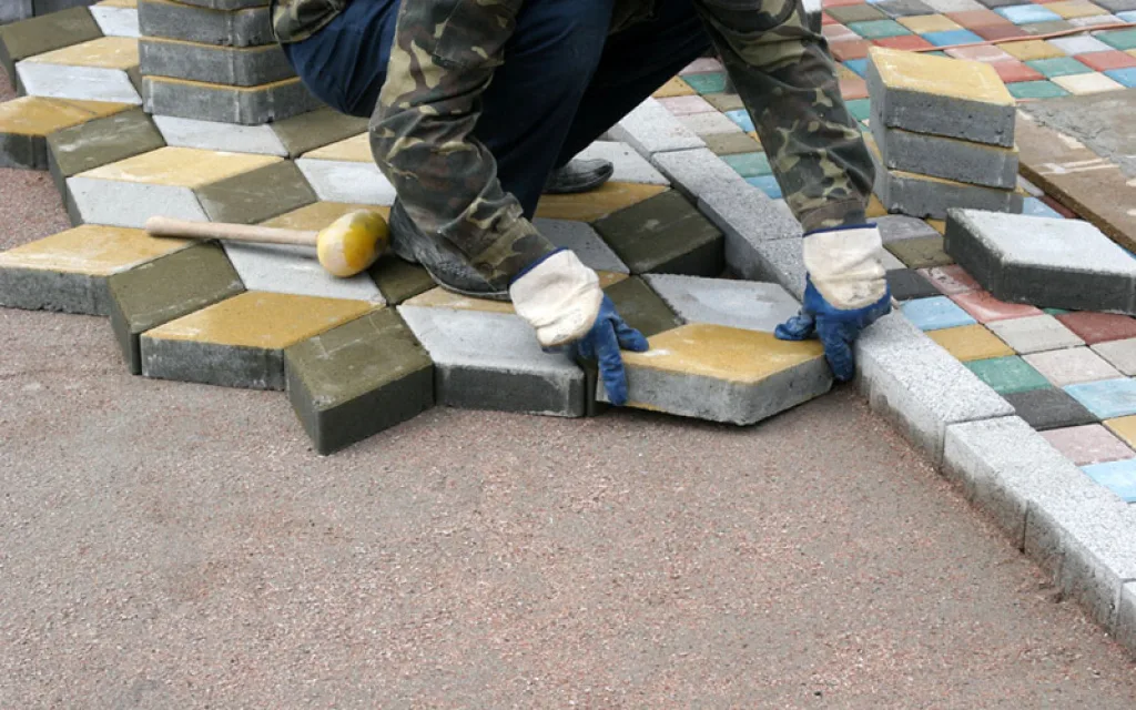 Процесс укладки тротуарной брусчатки