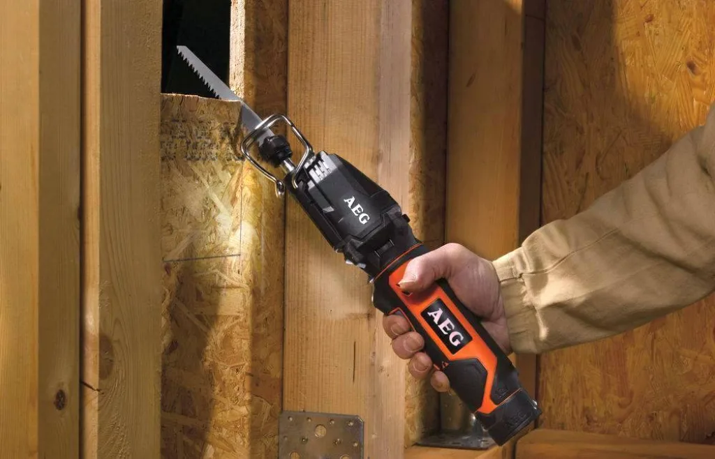 Прорезать окошко в толстой фанере или ОSB – без проблем, причем границы реза могут быть и криволинейными.