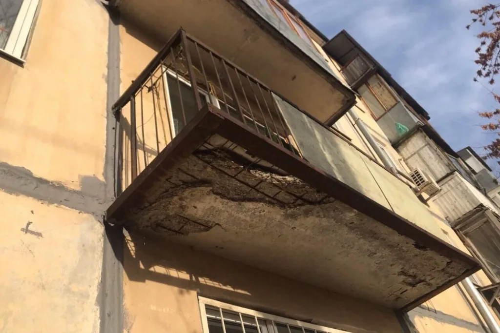 Понятно, что прежде чем думать об утеплении такого балкона, придется немало вложить в его капитальный ремонт.