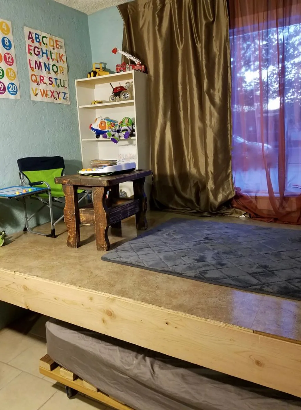 Вот таким получился подиум с выдвижной кроватью