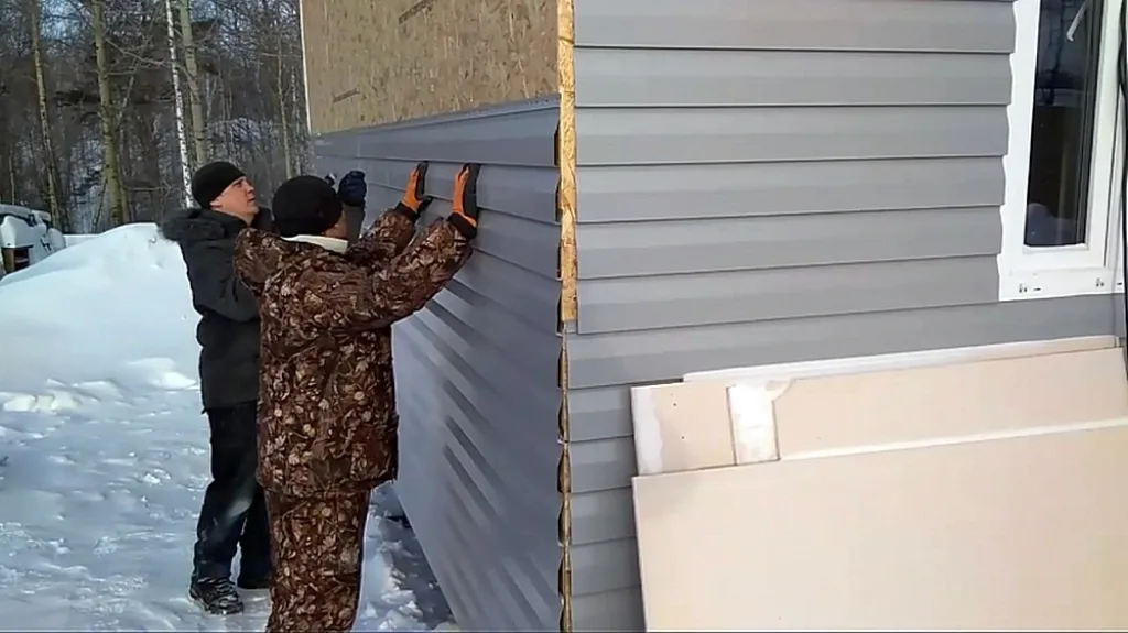 Облицовку фасада сайдингом вполне можно провести и в зимнее время.