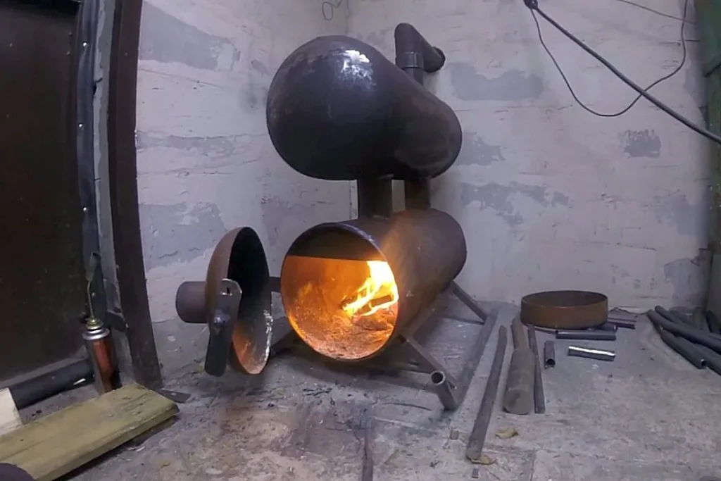 Пример печи из баллонов, работающей по принципу дожига пиролизных газов.