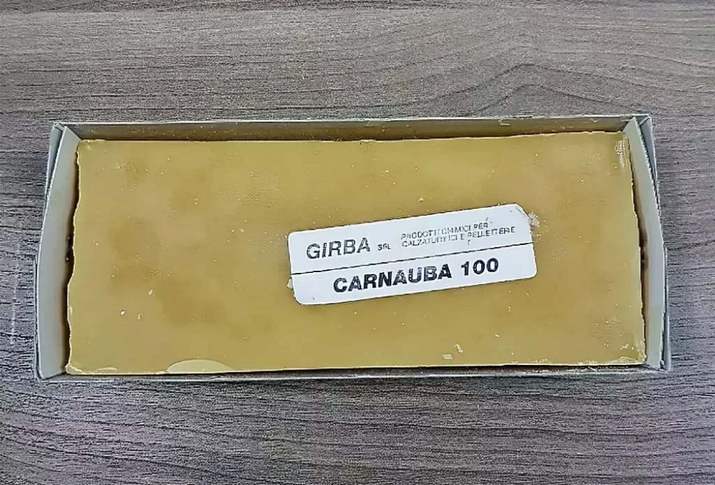 Твердый брусок карнаубского воска