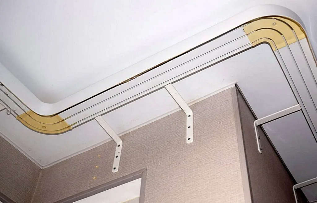 Используя различные детали этого комплекта, можно смонтировать длинный извилистый карниз чуть ли не на всю комнату…