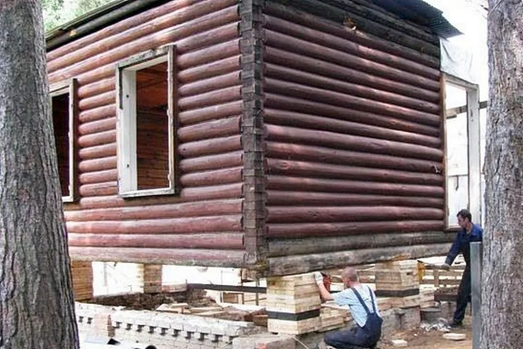 Не все к этому прислушиваются, а между тем – настоятельно рекомендуется перед подъемом здания временно демонтировать все оконные рамы дверные полотна с коробками.