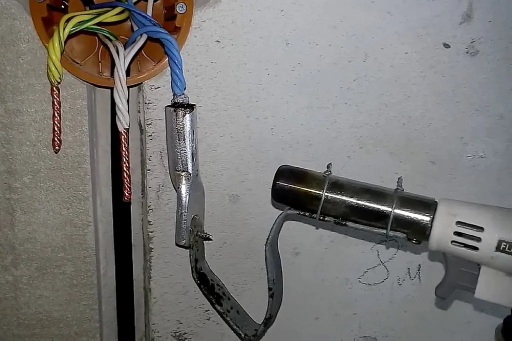 Пайка выполненных скруток с помощью самодельного газового тигля.