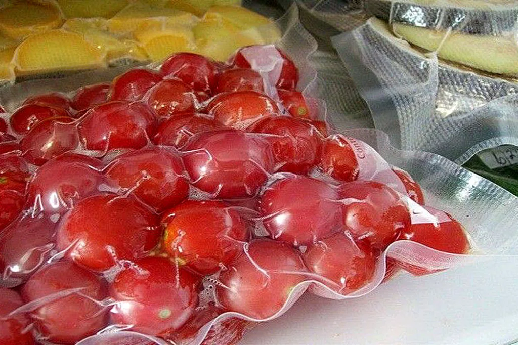 Если «переборщить» с вакуумом, некоторые нежные плоды, например, могут просто превратиться в кашу из-за внешнего давления. Для их оптимален режим «для мягких продуктов».