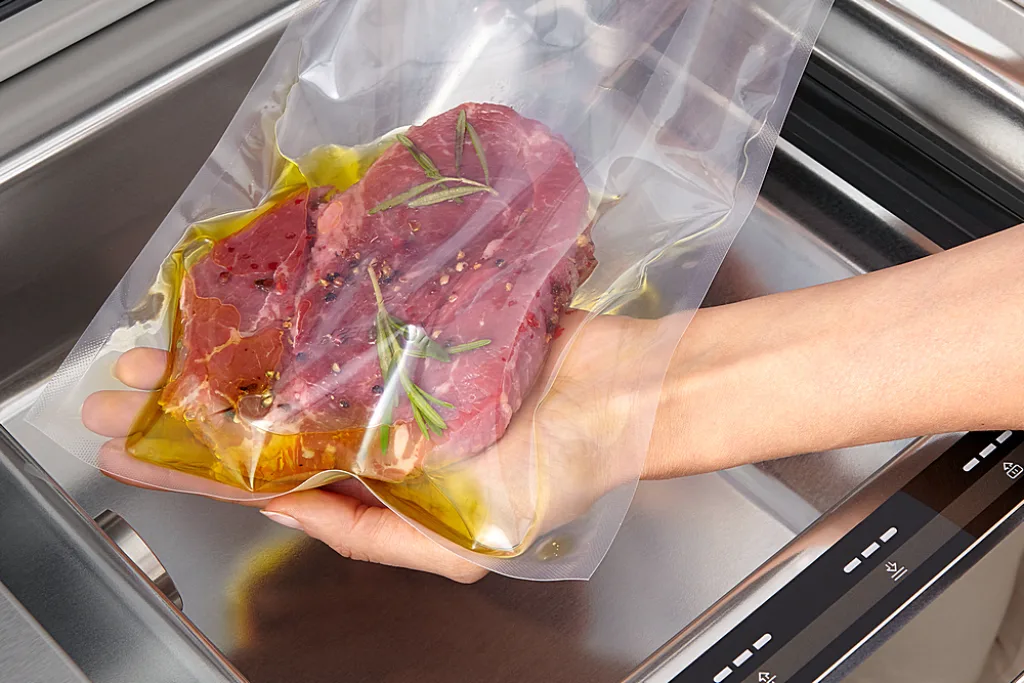 Продукты с соусами или с повышенным содержанием влаги при вакуумировании требуют особого подхода.