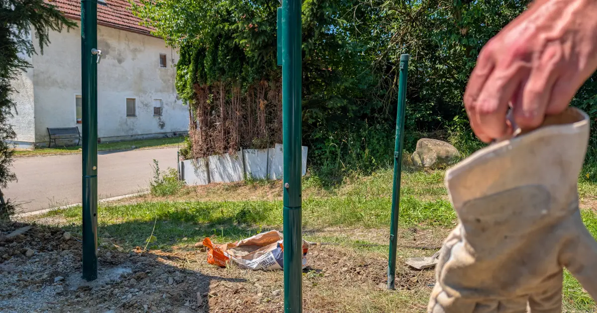 подготовка и подъем забетонированного столба с помощью домкрата на участке