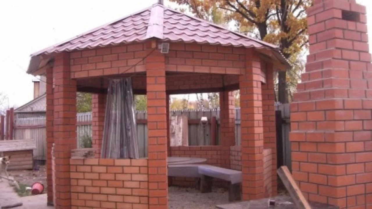  Открытая беседка из кирпича.