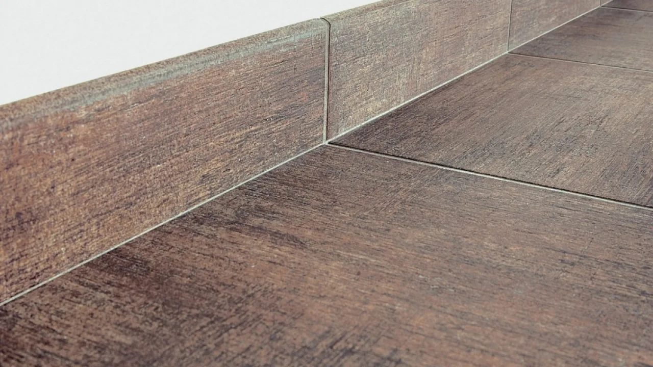 Плинтус из плитки для санузла