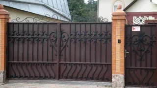 Как сделать ворота своими руками: изготавливаем откатную модель с помощью рельсового механизма
