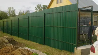 Как построить забор из профлиста своими руками: пошаговая инструкция и важные нюансы
