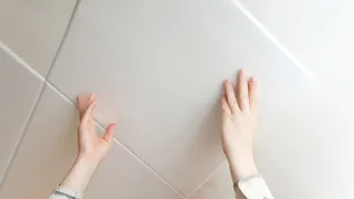 Как приклеить потолочную плитку за несколько секунд