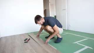 Какое покрытие выбрать для пола в доме: плюсы и минусы популярных вариантов — выбор прораба