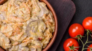 1 кг свинины и много лука – а на выходе нежное и сочное мясо: идеально на ужин