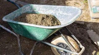 Что добавлять первым в бетономешалку: воду, щебень, цемент или песок – эксперт дал четкий ответ