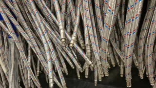 Как выбрать гибкую подводку в магазине, чтобы потом не заливало соседей: советы эксперта