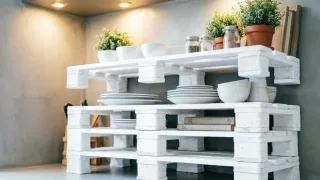 Изящный декор для кухни из деревянных поддонов: когда паллеты — не мусор, а возможность для творчества