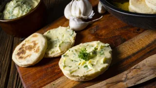 Домашняя альтернатива хлебу — к супу, салату, мясу: лепёшки на скорую руку на воде — жарятся мгновенно