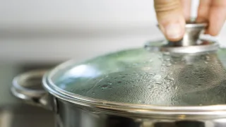 3 ложки на губку – и стеклянные крышки от кастрюль станут как новые: ни липкого налета, ни жира – лайфхак
