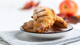 Когда дома есть яблоки, подаю этот десерт: просто и быстро – в 100 раз вкуснее шарлотки